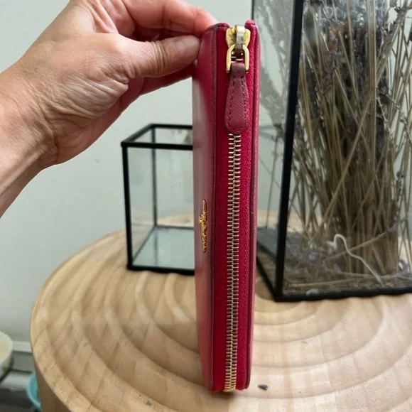 Prada Pink Women's Wallet
PRICED TO SELL - Picture 2 of 7